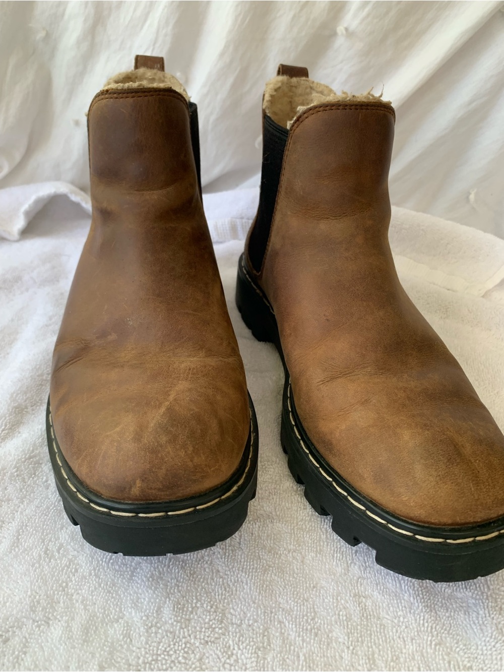 Roots Shearling-Lined Winter Chelsea Lug Sole Boots, Sz 8.5 - Picture 4 of 16